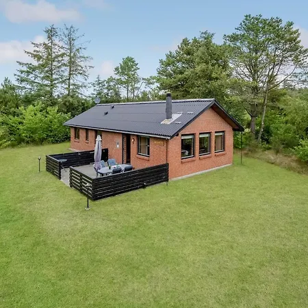 Three-bedroom In Hébergement de vacances Hemmet