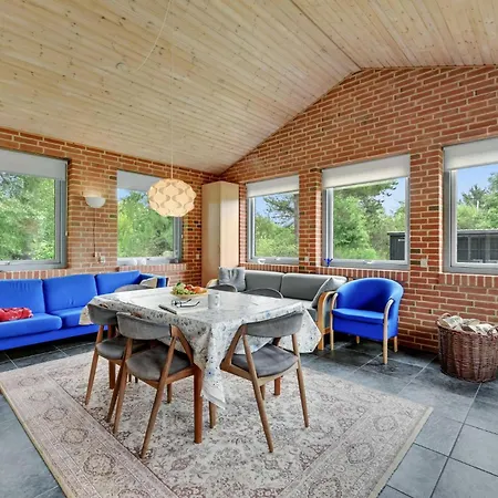 Hébergement de vacances Three-bedroom In *