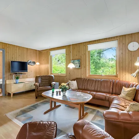 Three-bedroom In Hébergement de vacances Hemmet